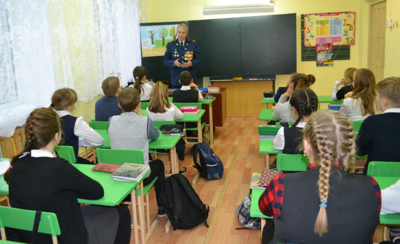 В канун юбилея советской милиции ветераны ОВД дали уроки мужества в сельской школе