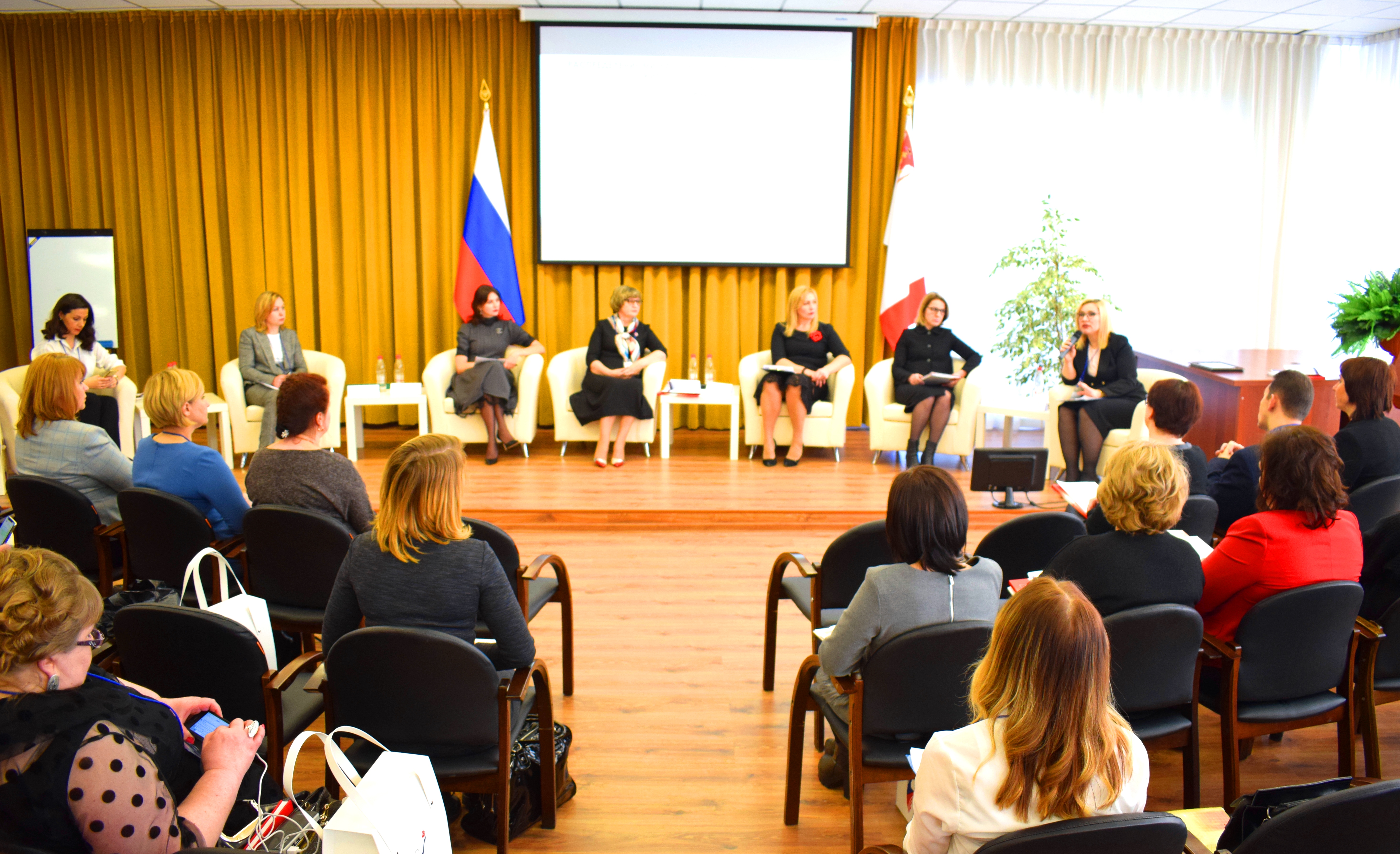 Председатель ОП ВО Ольга Данилова выступила с докладом на II областном женском форуме