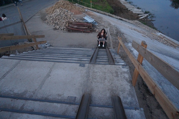 Член ОП ВО убедилась, что отремонтированный Красный мост недоступен для людей на колясках