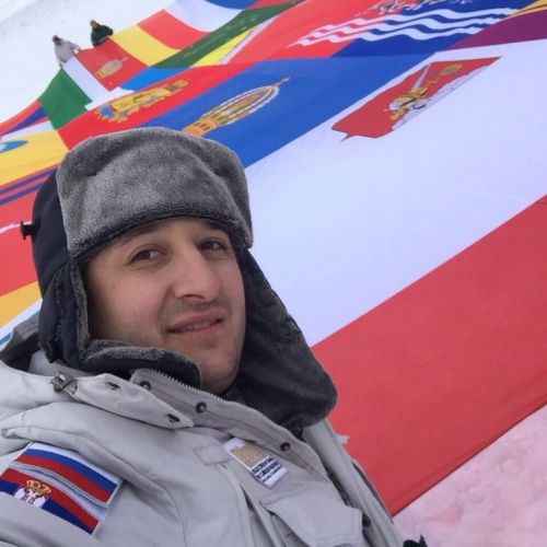 На Шпицбергене развернули флаг Вологодской области