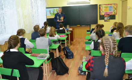 В канун юбилея советской милиции ветераны ОВД дали уроки мужества в сельской школе
