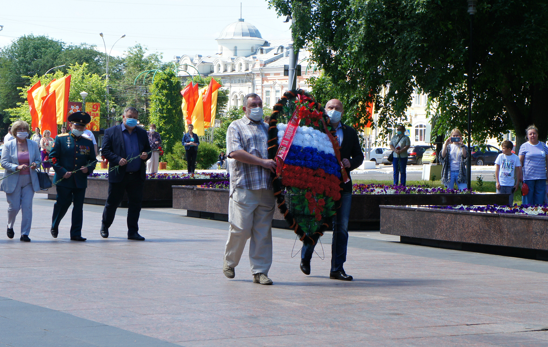 Венок и цветы возложили к мемориалу "Вечный огонь Славы" в Вологде члены Общественной палаты