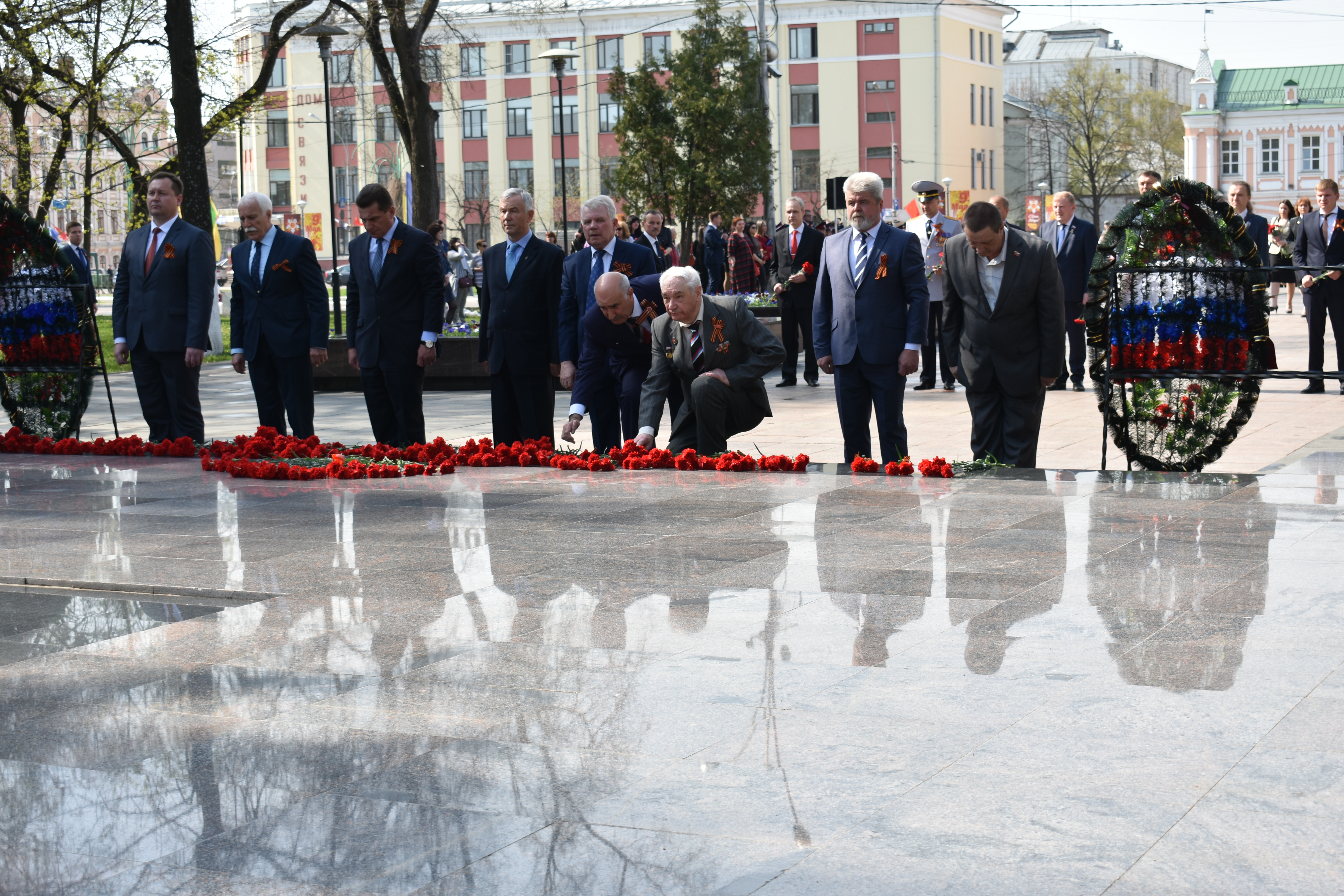 Венки и цветы возложили к мемориалу "Вечный огонь Славы" в Вологде