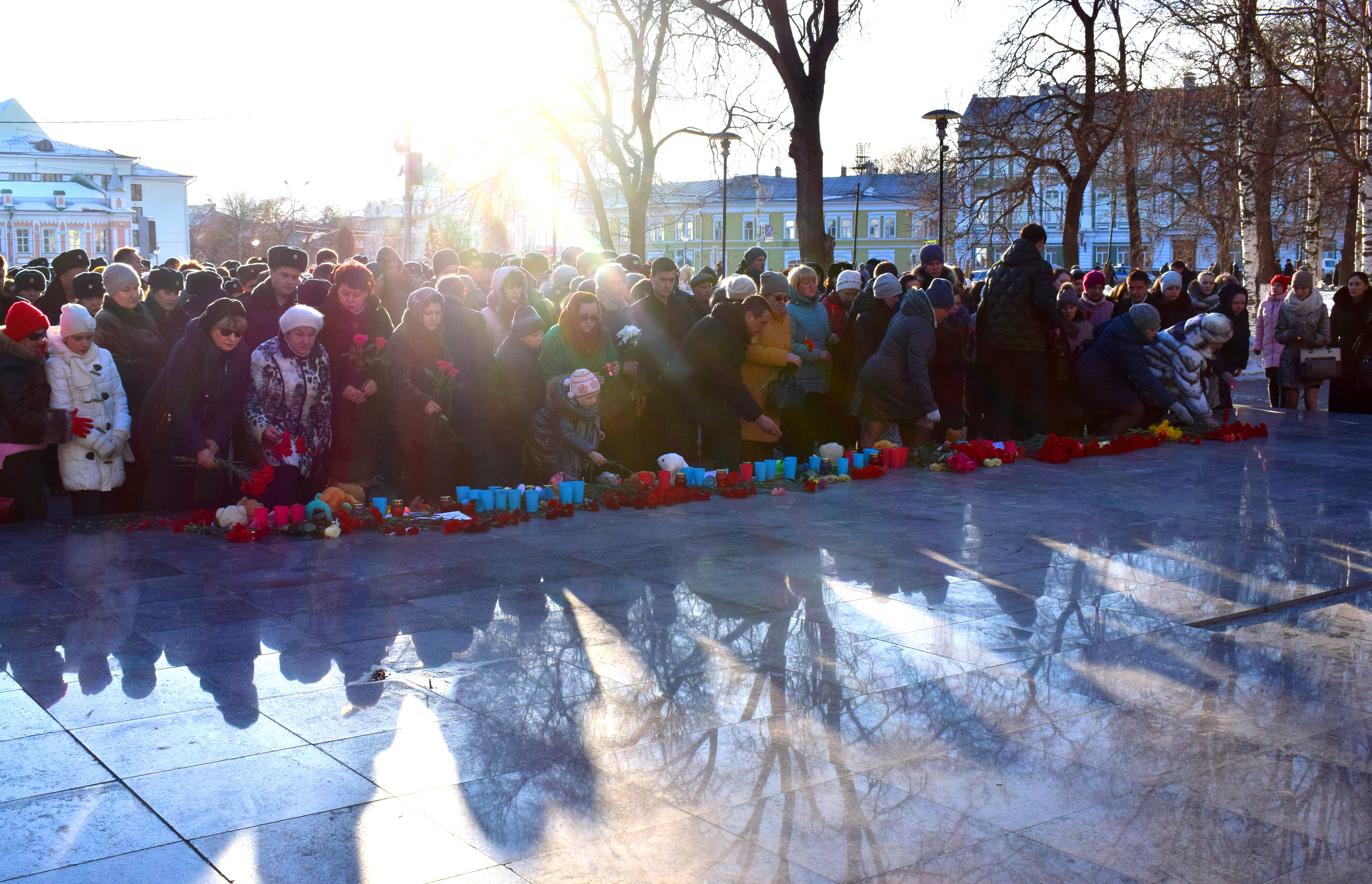 Почтить память жертв кемеровской трагедии к «Вечному огню» пришли сотни вологжан
