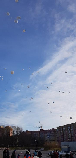 В Череповце в память о погибших в ДТП в небо запустили десятки белых шаров